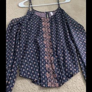 Spring top with open shoulders